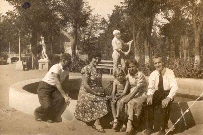 Парк имени Островского в довоенные годы был любимым местом тихоречан.